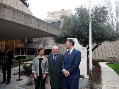 El presidente del Tribunal Constitucional (TC), Cándido-Conde Pumpido (en el centro), interviene en el acto de homenaje a Francisco Tomás y Valiente, presidente emérito del órgano de garantías, en el 28 aniversario de su asesinato por la banda terrorista ETA, junto a los hijos del magistrado, Ana y Francisco Tomás y Valiente, este miércoles en la sede del TC en Madrid.