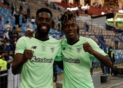 Iñaki Williams, izquierda, junto a su hermano Nico, autor del gol de la victoria del Athletic sobre el Atlético en la segunfa semifinal de la Supercopa de España disputada este jueves en Riad.