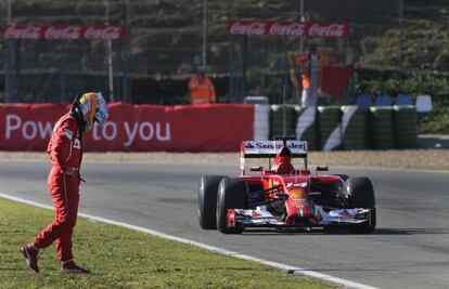 Fernando Alonso se lamenta tras el problema eléctrico que sufrió el nuevo Ferrari en su primer día de pruebas