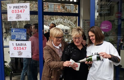 Celebración en la administración de lotería de La taberna de Alboka de Gernika (Bizkaia) donde se ha vendido la mayoría de décimos del Gordo de Navidad. 