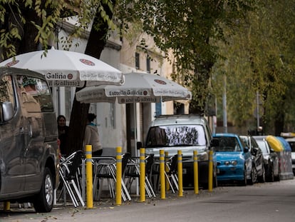 En la imagen, una terraza con cilindros amarillos en una calle del Poble sec.