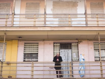 Un vecino ante la puerta de su casa en el edificio que va a ser demolido.