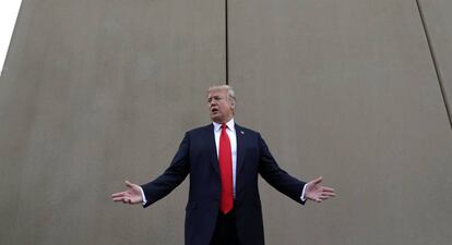 Trump em 13 de março, ao lado de protótipos do muro que quer construir na fronteira mexicana.