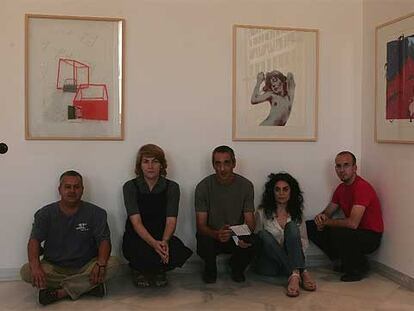 De izquierda a derecha, Pedro Simón, Salomé del Campo, Carlos Misó, Inmaculada Salinas y Paco Montañés, ayer ante algunas de sus obras.