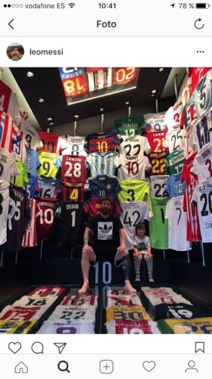 Messi con su colección de camisetas.