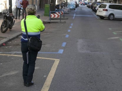 Una controladora del SER en una calle de Madrid.