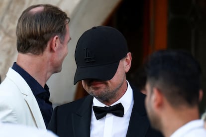 Leonardo DiCaprio se dirige a la ceremonia vestido con smoking y una gorra negra que le oculta el rostro.