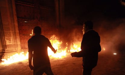 Manifestantes prenden fuego a una de las puertas de Palacio Nacional.