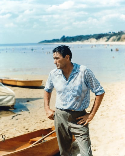 Gregory Peck en la playa en 1958.