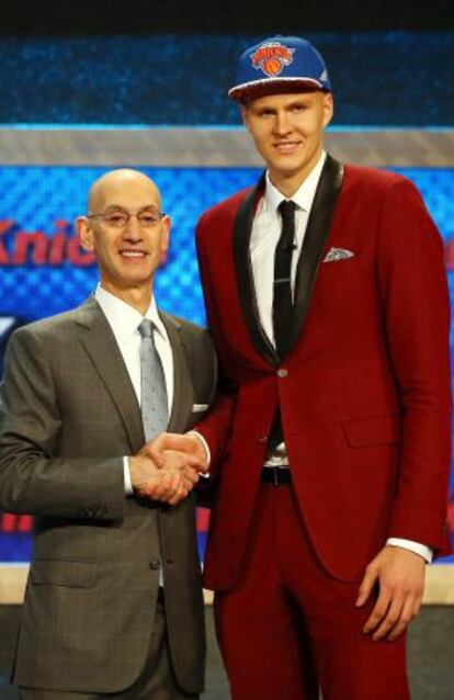 Porzingis, en el draft con Adam Silver