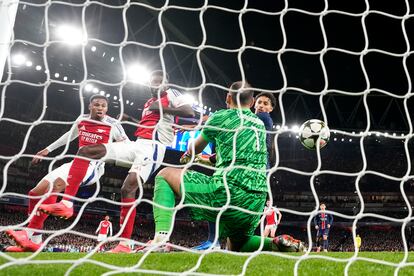 El portero del PSG Gianluigi Donnarumma (centro) falla tras el lanzamiento de falta de Saka en el partido entre Arsenal y PSG este martes.