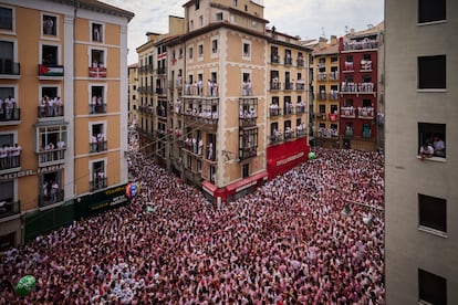 Miles de personas disfrutan del chupinazo en Pamplona, este domingo.