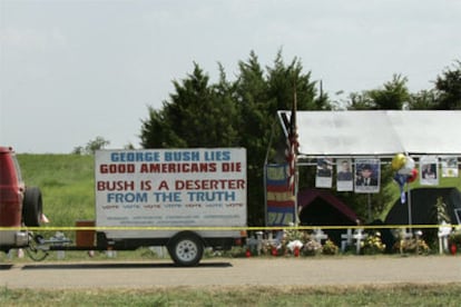 Un cartel de protesta contra Bush y la guerra de Irak en Crawford.