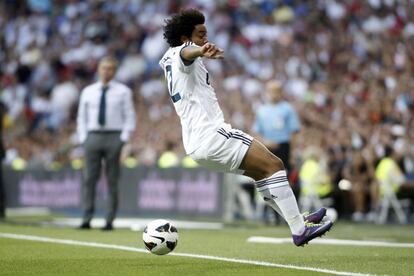 Marcelo evita que la pelota salga del campo.