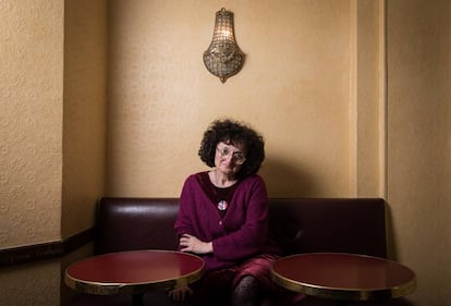 La escritora Marie-Hélène Lafon, en un café del centro de Paris. 
 