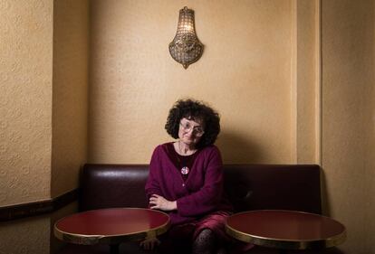La escritora Marie-Hélène Lafon, en un café del centro de Paris.