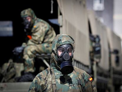 Efectivos del regimiento del Ejército de Tierra en San Sebastián desinfectando este sábado la estración de tren de Irún.