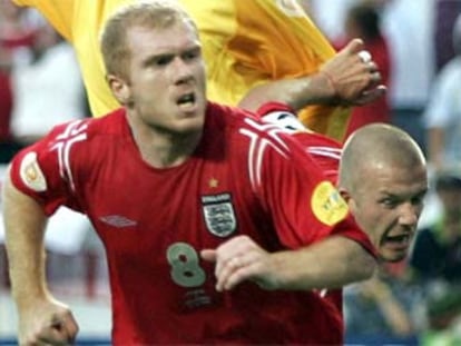 Scholes celebra su gol a Croacia, el primero de Inglaterra, con Beckham al lado.