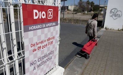 Una clienta entra en un establecimiento Dia en Sevilla.