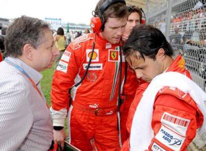 Felipe Massa, a la derecha, conversa con Jean Todt, a la izquierda.