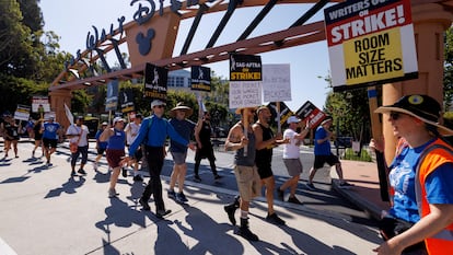 Piquete de actores y guionistas ante la sede de Disney Studios en Burbank (California, EE UU), en julio pasado.