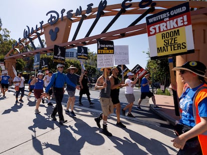 Piquete de actores y guionistas ante la sede de Disney Studios en Burbank (California, EE UU), en julio pasado.