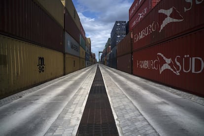 Containers are stacked at the container terminal in the port of Mariel, Cuba, Tuesday, Oct. 6, 2015. US Commerce Secretary Penny Pritzker visited special development zone of Mariel as part her two-day official visit to Cuba. (AP Photo / Ramon Espinosa)