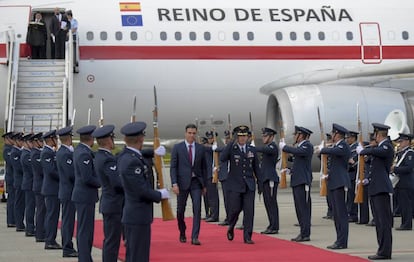 El presidente Sánchez, a su llegada a la base del Comando Aéreo de Transporte Militar (CATAM), en Bogotá (Colombia).