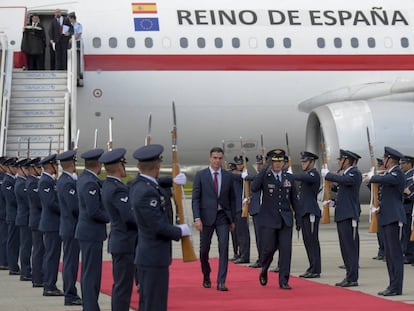 El presidente Sánchez, a su llegada a la base del Comando Aéreo de Transporte Militar (CATAM), en Bogotá (Colombia).