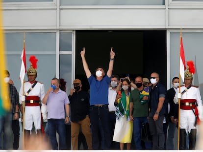 O presidente Jair Bolsonaro, em Brasília, em 17 de maio, durante um protesto pelo fim do isolamento social.