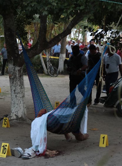 Peritos forenses, en el lugar donde un comando de hombres armados ha asesinado a ocho personas, siete de ellas de la misma familia.