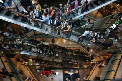 Compradores y visitantes abarrotan un centro comercial muy popular del centro de Caracas.
