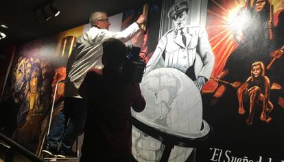 El pintor Juan Antonio García instalando su mural en los cines Verdi.