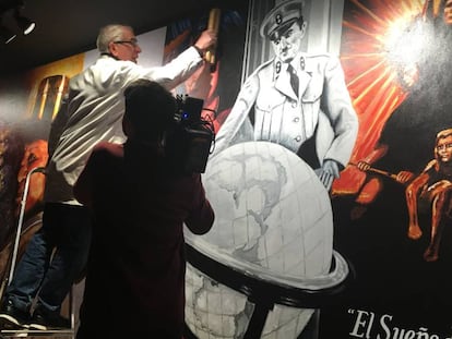 El pintor Juan Antonio García instal·lant el seu mural als cinemes Verdi.