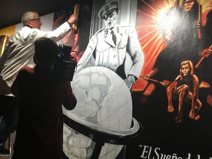 El pintor Juan Antonio García instal·lant el seu mural als cinemes Verdi.