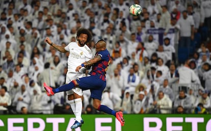 Arturo Vidal y Marcelo pelean por un balón.