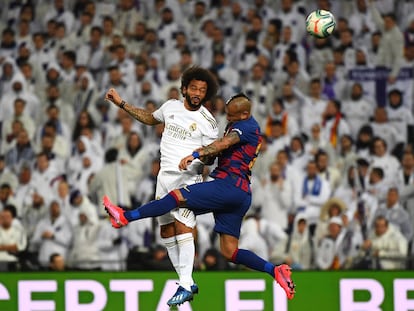 Arturo Vidal y Marcelo pelean por un balón.