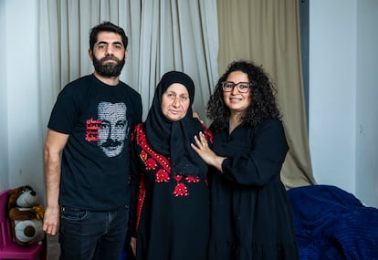 Jamila Rasheed, junto a su hijo, Arafat, y su nuera, Laila, en un apartamento cerca del aeropuerto, el pasado viernes 26 de abril, en Madrid.   