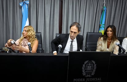 De izquierda a derecha los jueces Veronica Di Tommaso, Maximiliano Savarino y Julieta Makintach durante el primer día del juicio de Maradona, en marzo pasado.