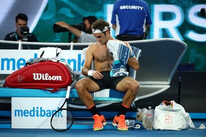 El tenista suizo Roger Federer se seca el sudor en un descanso entre juego y juego.