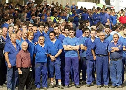 Los trabajadores de la factora Ford de Almussafes en Valencia, han participado este medioda en el paro de quince minutos, convocado en todos los centros de trabajo del pas, para condenar los atentados de Madrid.