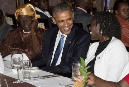 Obama con su abuelastra, a la izquierda, y su media hermana.