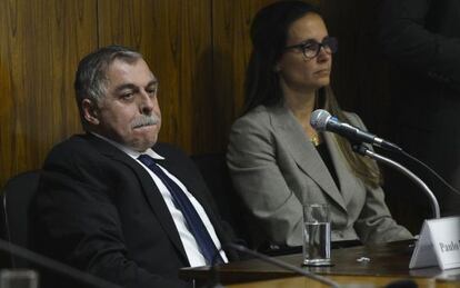 Beatriz Catta Preta ao lado de Paulo Roberto Costa em depoimento do delator à CPI da Petrobras, em setembro de 2014.