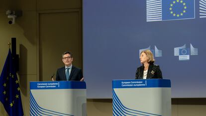 El ministro de Presidencia, Justicia y Relaciones con las Cortes, Félix Bolaños junto a la vicepresidenta de la Comisión Europea, Vera Jourová durante la firma del acuerdo para la renovación del CGPJ, en el Parlamento Europeo.