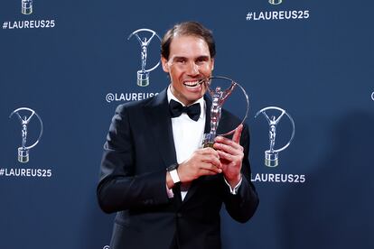 Nadal posa con el Laureus.