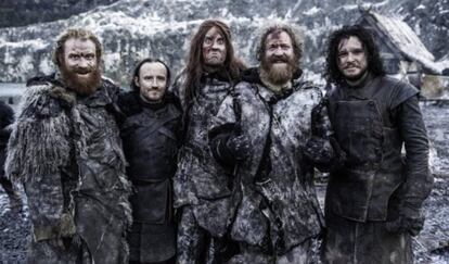 <b>Mastodon Brann Dailor, Bill Kellihor e Brent Hinds</b>, os membros da banda de metal foram apunhalados várias vezes no capítulo Hardhome da quinta temporada. Aqui posando sorridentes com Jon Snow.