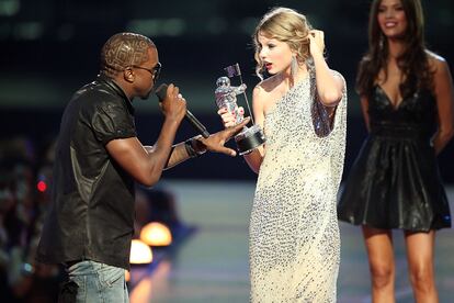 ESE momento: Kanye West salta al escenario durante la edición de 2009 de los premios MTV Video Music Awards en el Radio City Music Hall de Nueva York justo cuando Taylor Swift está aceptando su premio para decir, básicamente, que no debería haber sido para ella.