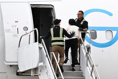 Migrante detenida por el ICE aborda un vuelo para ser deportada, en el aeropuerto internacional Gary/Chicago, Indiana, el 20 de junio.