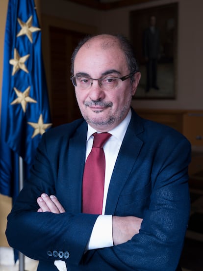 El presidente de Aragón, Javier Lambán, durante una entrevista a EL PAÍS en su despacho del Gobierno aragonés, el 25 de octubre de 2017.