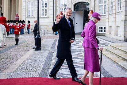 El rey Felipe VI llega al Palacio de Amalienborg junto a la reina de Dinamarca, Margarita II. 
